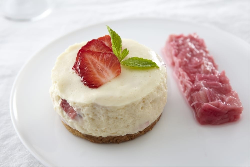 Sablé breton, mousse de fromage blanc à la fraise et compotée de rhubarbe