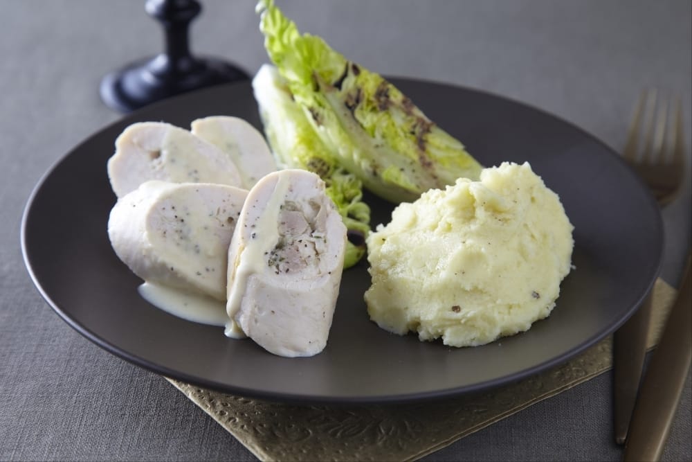 Ballottine de volaille mousseline de choux fleur et pickles de légumes.