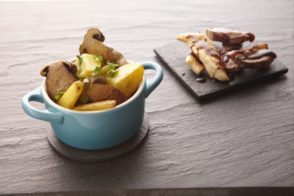Plancha de canard et volaille marinés au miel de soja, cocotte de pommes de terre aux champignons