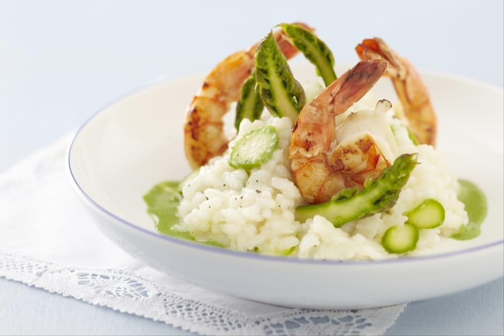 Risotto aux asperges vertes et gambas, coulis de pousses d'épinard
