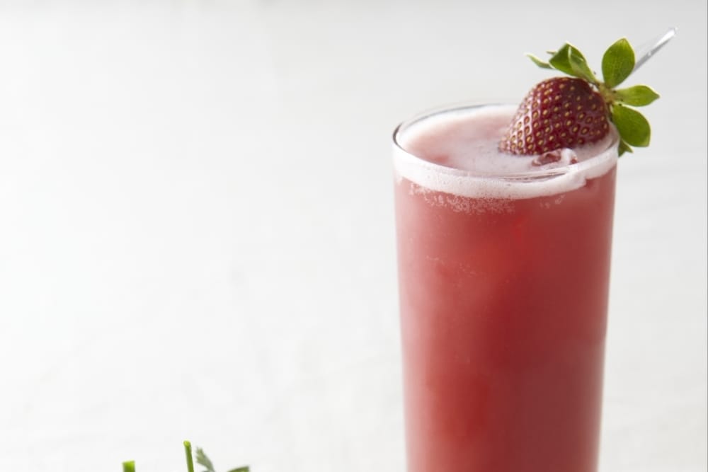 Croustillant de gambas au basilic, salade d'herbes, vinaigrette de framboise