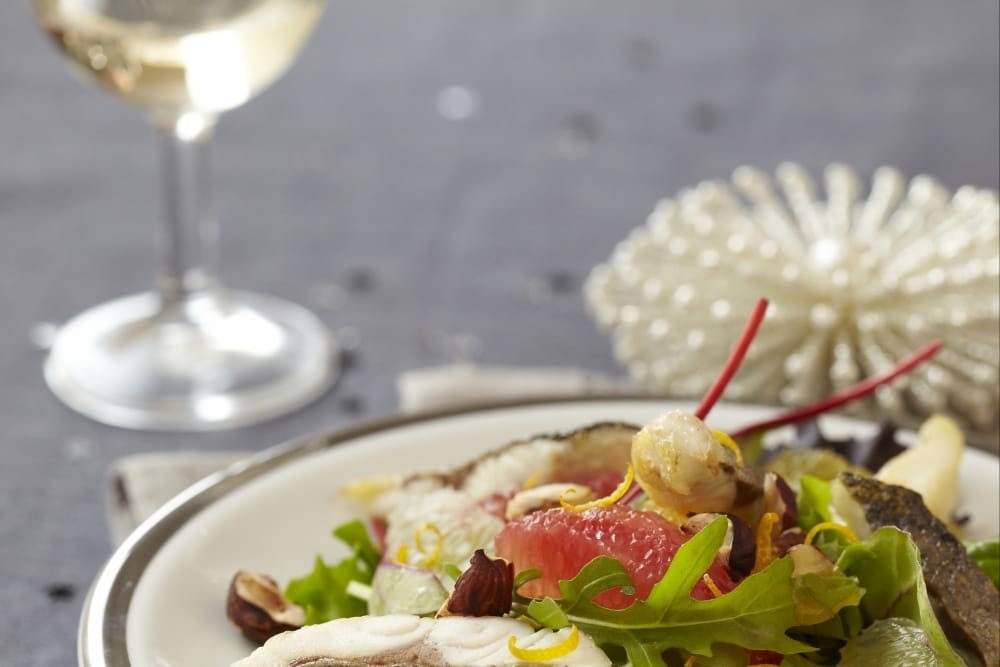 Salade de bar tiède, agrumes et noisette