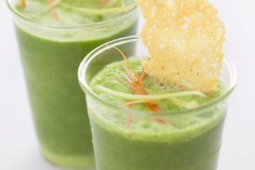 Petit bouillon vert en smoothie et julienne de légumes croquants, tuile au parmesan