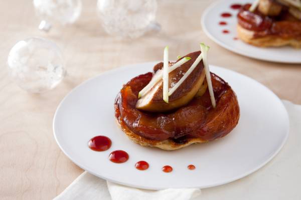 Tarte Tatin de pommes au foie gras poêlé, réduction bordelaise et magret fumé
