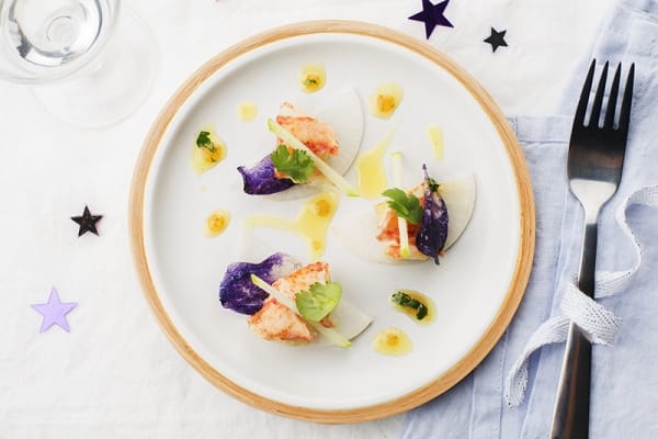 Homard bleu, vinaigrette miel et coriandre, croquant pomme verte et vitelotte
