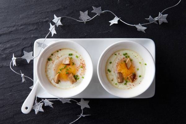 Oeufs cocotte, champignons et viande des Grisons, émulsion à l'huile de truffe noire