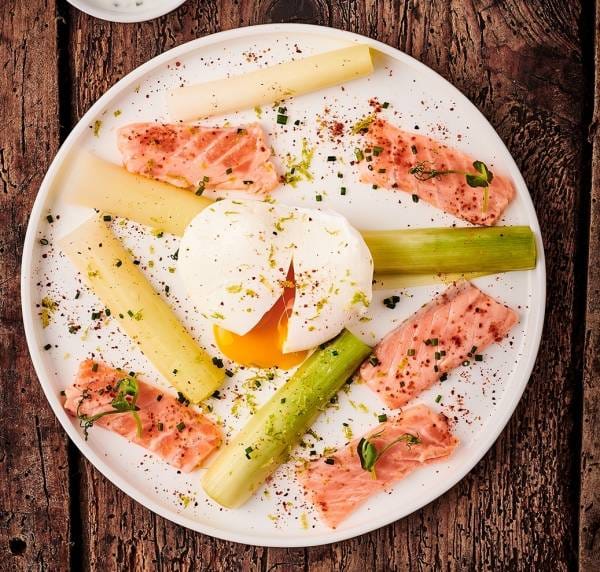 Oeuf poché sur lit de poireaux et saumon frais mariné, sauce à la ciboulette