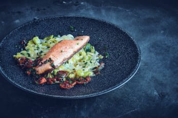 Saumon pané à la noisette, fondue de poireaux et vierge de brocolis, raisins frais et éclats de noisettes