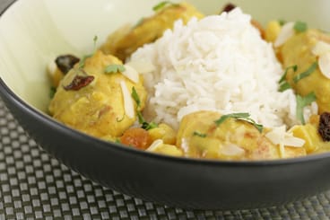 Curry de poulet, riz étuvé et courgettes