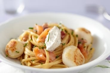 Linguine "cremosa" saumon fumé et ciboulette, Saint-Jacques et mascarpone tapenade-truffe