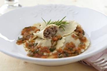 Raviolis frais de canard confit à la sarriette, jus aux petits légumes