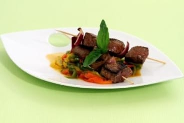 Brochettes de boeuf et poivrons compotés au basilic