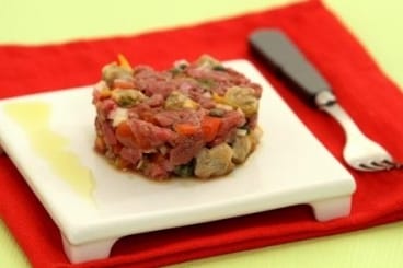 Boeuf à cru, citron vert et coques aux câpres