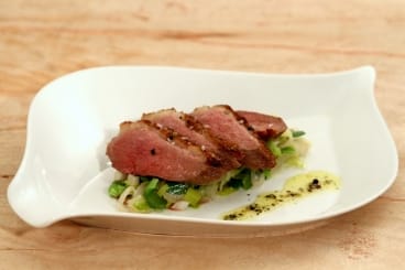 Magret de canard à la vapeur de poivres, fondue de poireaux
