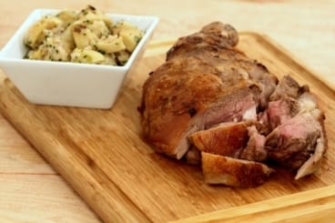 Epaule d'agneau rôtie, poêlée d'artichauts au vin blanc