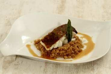 Dos de cabillaud au laurier, quinoa au jus de poulet