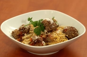 Curry de boulettes de boeuf cuites dans un lait de coco, nouilles sautées aux pousses de soja