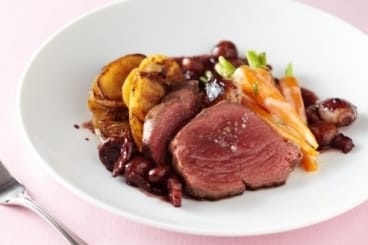 Pavé de boeuf aux pommes boulangères, carottes vichy, sauce à la bourguignonne
