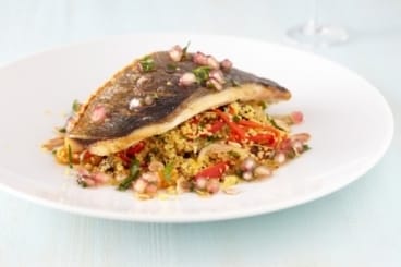 Filet croustillant de daurade au couscous saffrané, vinaigrette à la grenade et courgettes rôties