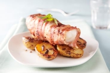 Pavé de cabillaud en croustillant de lard, pommes de terre grenailles confites parfumées à la tapenade