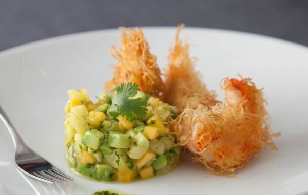 Gambas en cheveux d'ange, salsa d'avocat, mangue et ananas, vinaigrette de coriandre