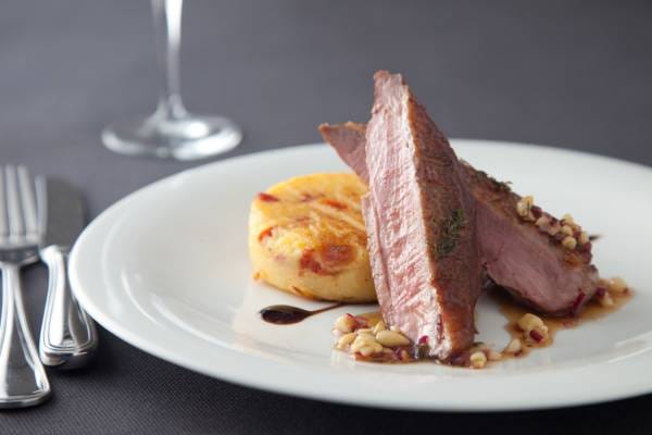 Filet de canette du trappeur laqué, sirop d'érable et grenailles étouffées