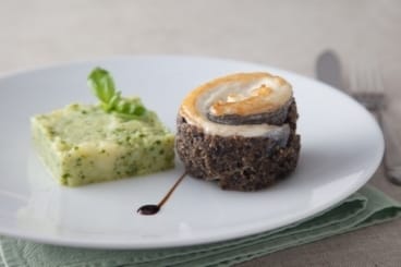 Tournedos de daurade rôti en croûte d'olives noires, écrasée de Charlotte au pistou