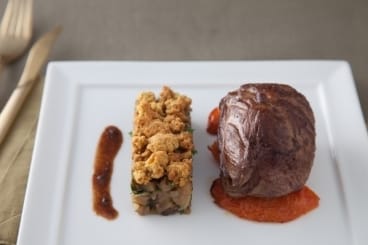 Gigotin d’agneau aux tomates semi-confites, mitonnée d’aubergines et crumble d’épices