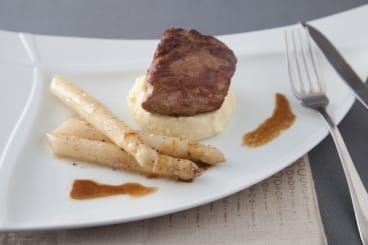 Quasi de veau à la truffe d'été, purée de pommes de terre rattes, asperges blanches braisées