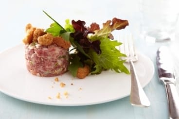 Tartare de boeuf au basilic et crumble de parmesan