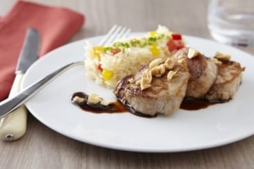 Filet mignon poélé et concassé de cacahuètes, riz basmati au poivron