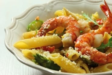 Pastasotto au citron et asperges vertes, gambas flambées