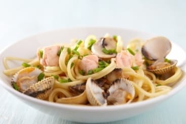 Spaghetti à la crème de vodka et coques, nage de poisson