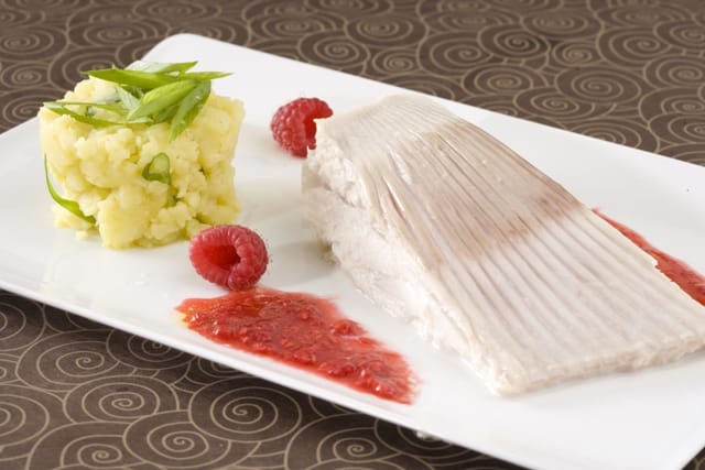 Aile de raie à la vapeur de menthe, écrasée de pommes de terre à la cive et sauce à la framboise