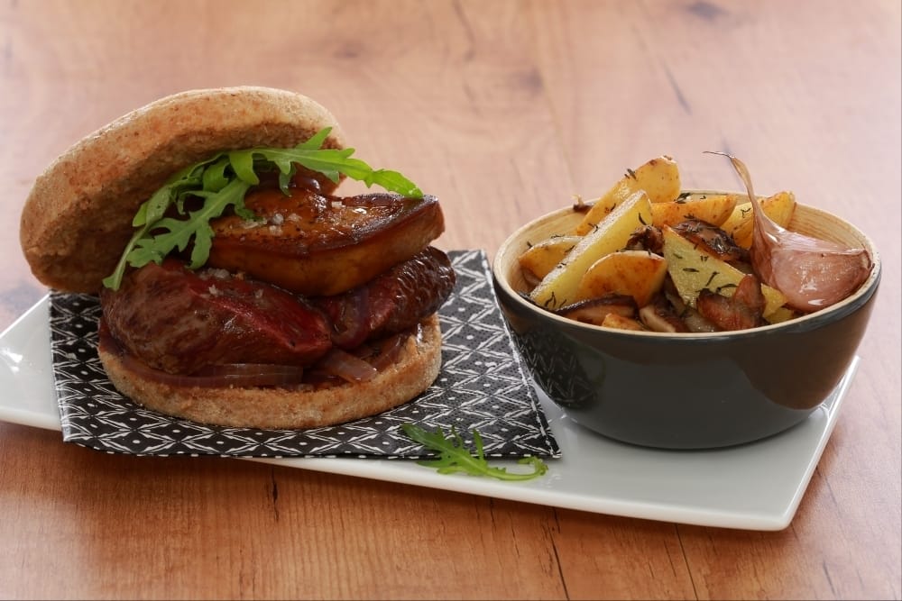 Burger façon Rossini, cocotte de grenailles et champignons aux aromates