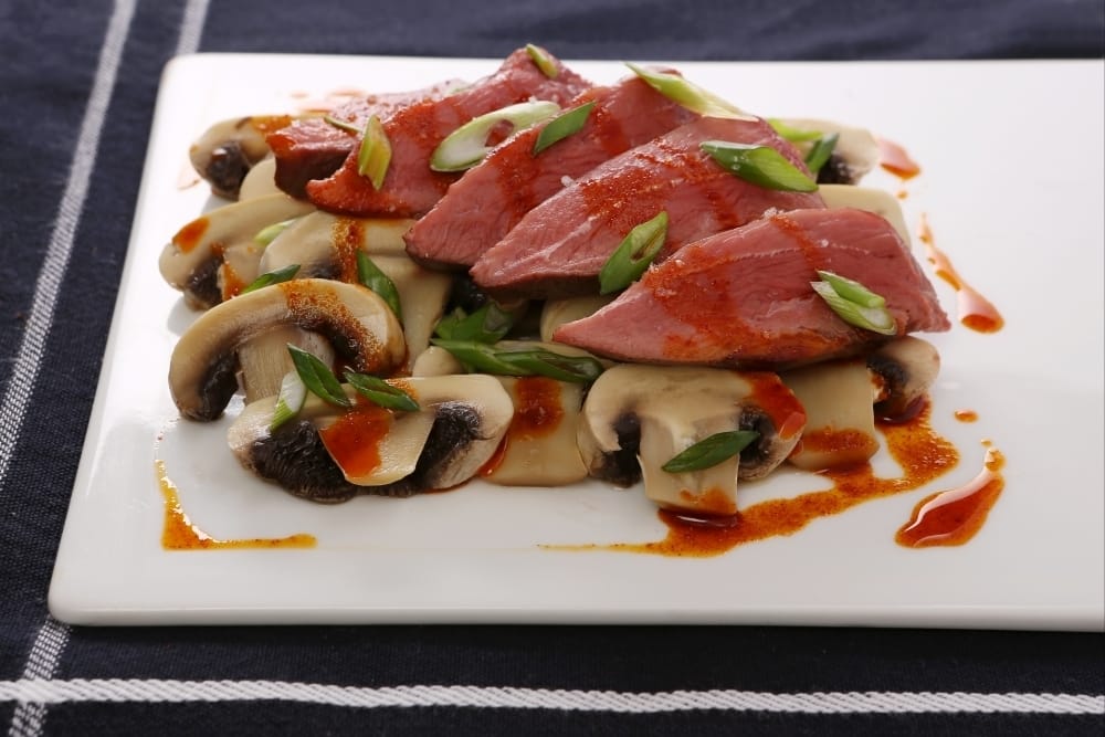 Magret de canard et champignons vapeur, huile de piment