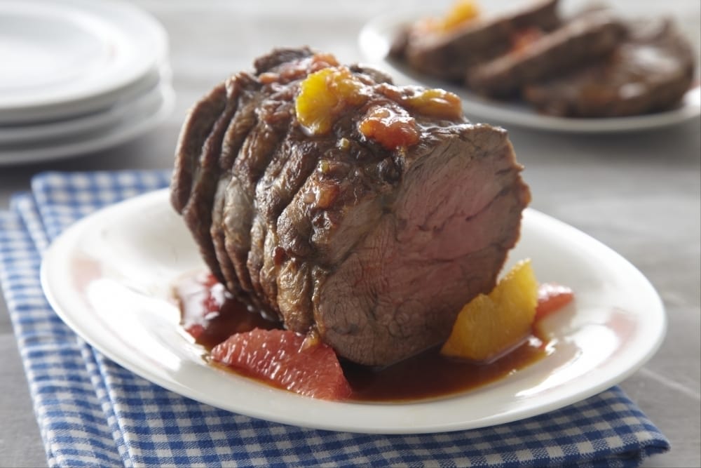 Quasi de veau rôti, cocotte de Paimpol aux tomates confites et piquillos
