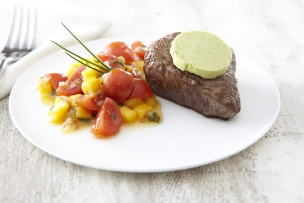 Pavé de boeuf poêlé, avocat, salsa de mangue et tomates