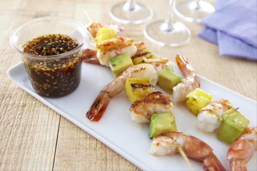 Brochette de gambas avocat-ananas