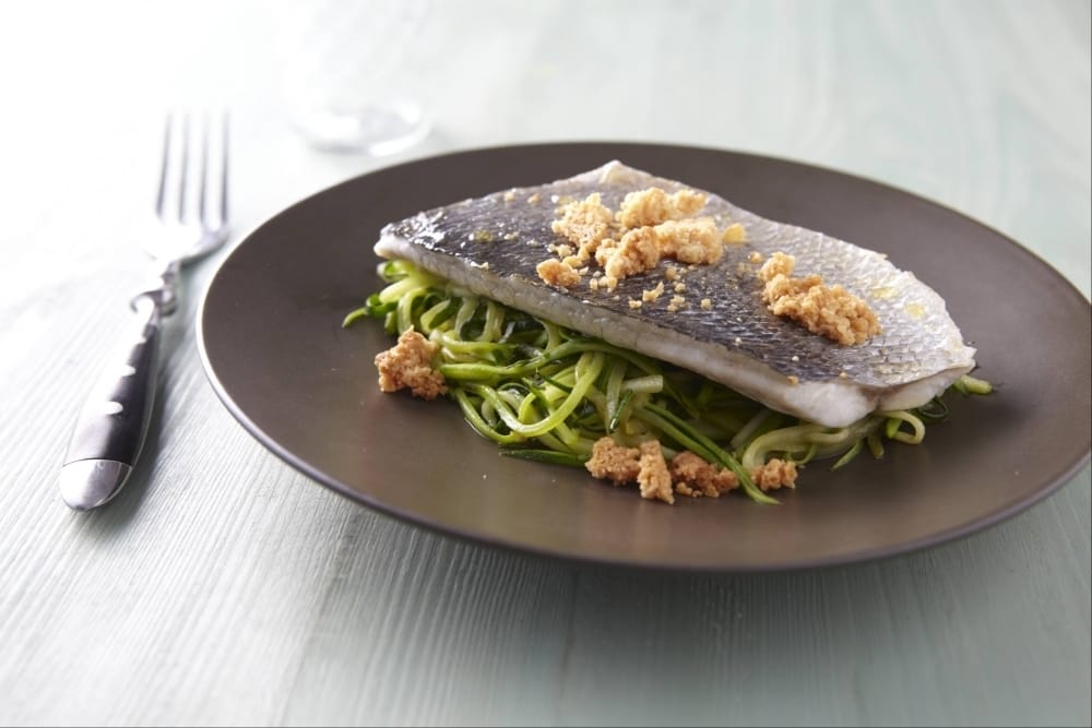 Filet de daurade royale, julienne de courgettes et crumble au curry breton
