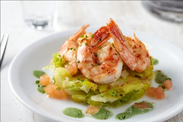 Gambas poêlées au piment d'Espelette, étuvée de poireaux, crème d'épinard