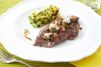Onglet de bœuf rôti aux condiments, croquant de courgettes et jus au romarin