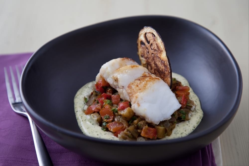 Queue de lotte rôtie, curry d'aubergine, émulsion de coriandre et citron vert