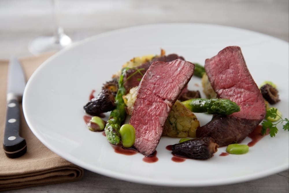 Steak de boeuf, pommes de terres rattes écrasées, fèves , asperges, et sauce aux morilles