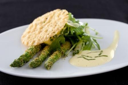 Asperges vertes crues et cuites au sabayon basilic, tuile au parmesan