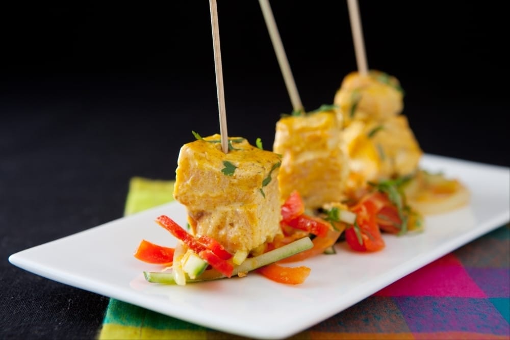 Brochette de saumon tandoori, salade de légumes crus coriandre et citron