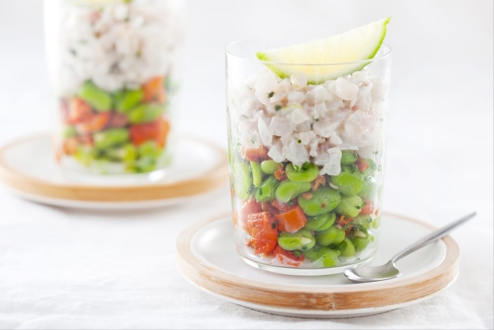 Tartare de daurade, salade de fèves crues et cuites