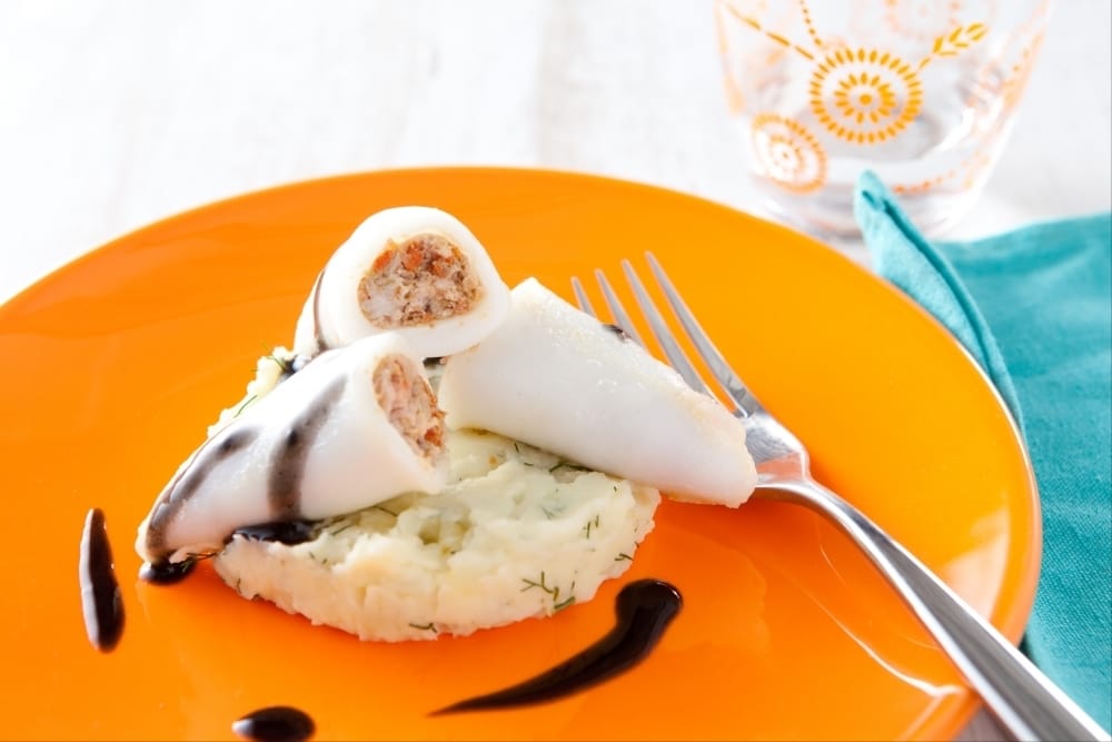 Calamars farcis veau et chorizo, sauce à l'encre de seiche