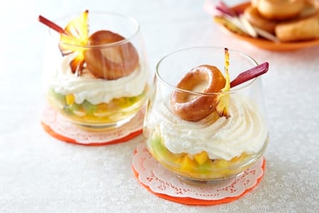 Verrine de baba, fruits exotiques à la chantilly