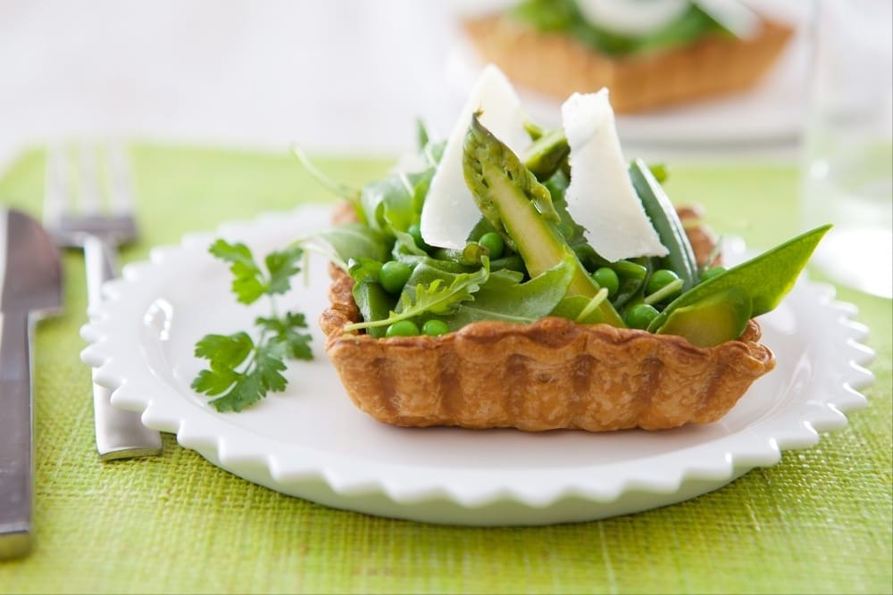 Tarte aux légumes verts cuits et crus